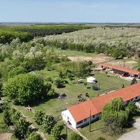 Akacliget Vendeghaz Es Major Hotel Ofeherto Buitenkant foto