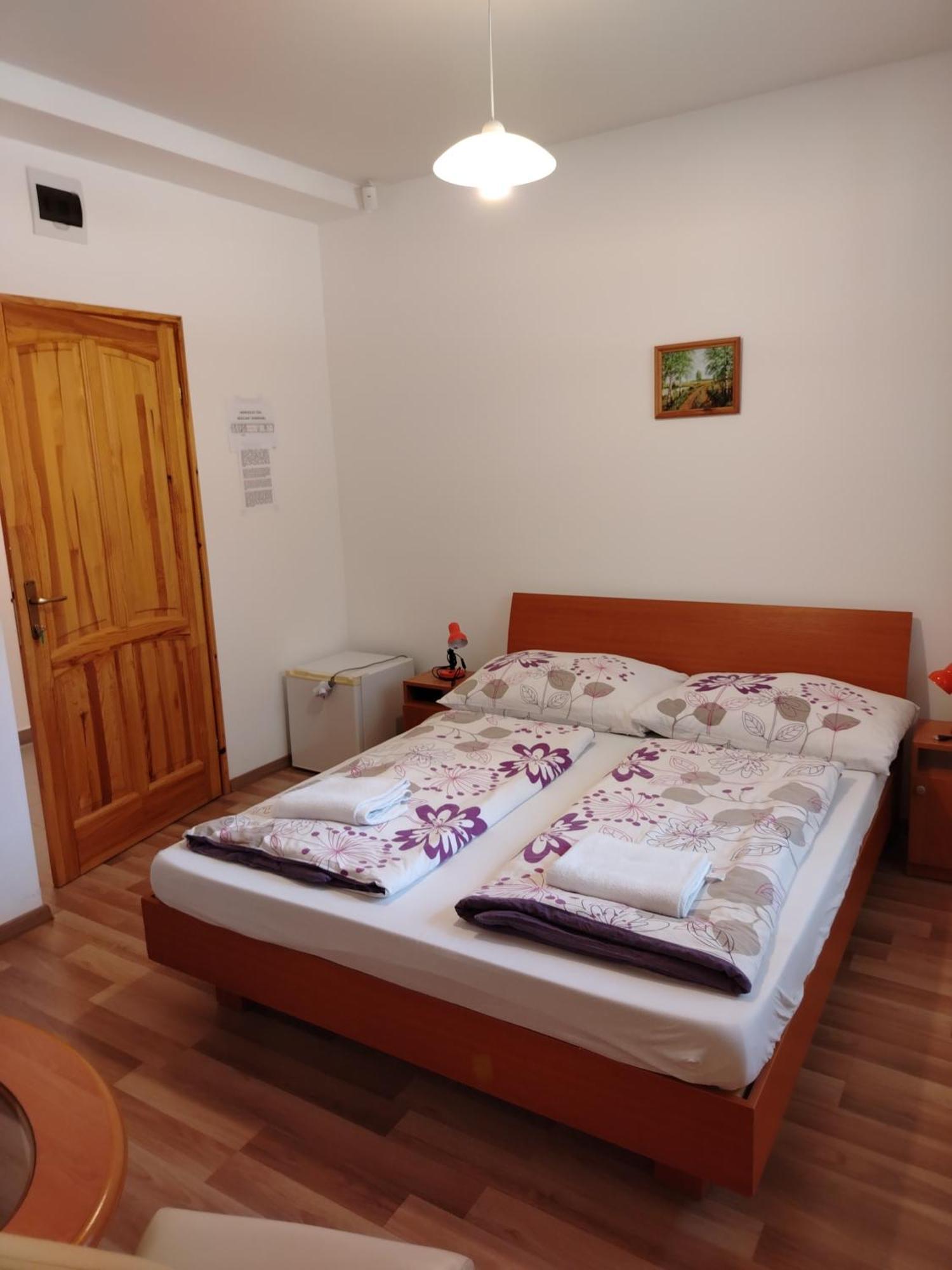 Akacliget Vendeghaz Es Major Hotel Ofeherto Buitenkant foto