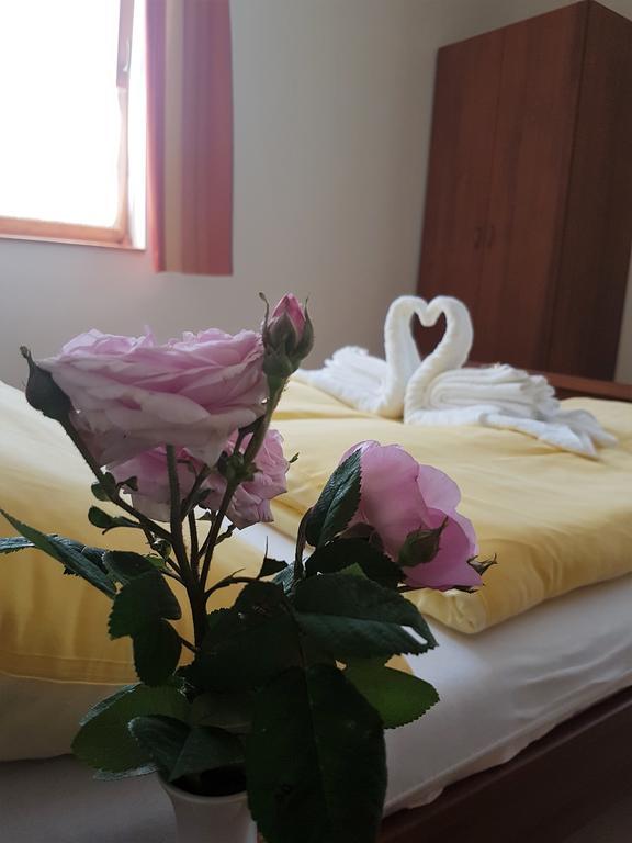 Akacliget Vendeghaz Es Major Hotel Ofeherto Buitenkant foto