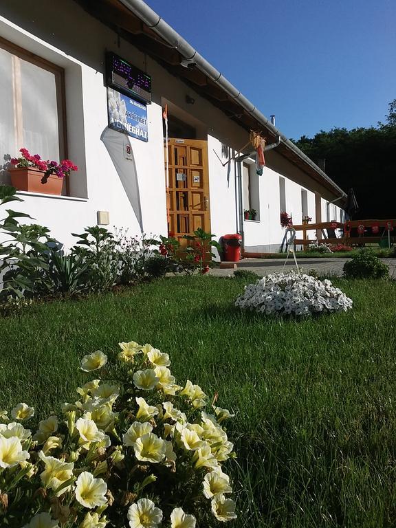 Akacliget Vendeghaz Es Major Hotel Ofeherto Buitenkant foto